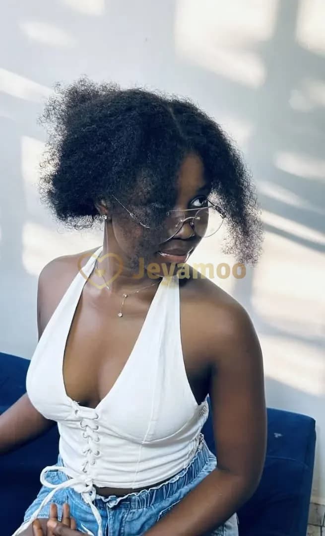 Jeune femme noire sensuelle et romantique 1