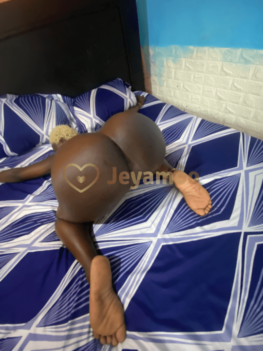Votre skiny au grosse fesse au teint chocolat